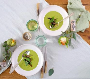Erbsen-Basilikum-Suppe mit Morcheln